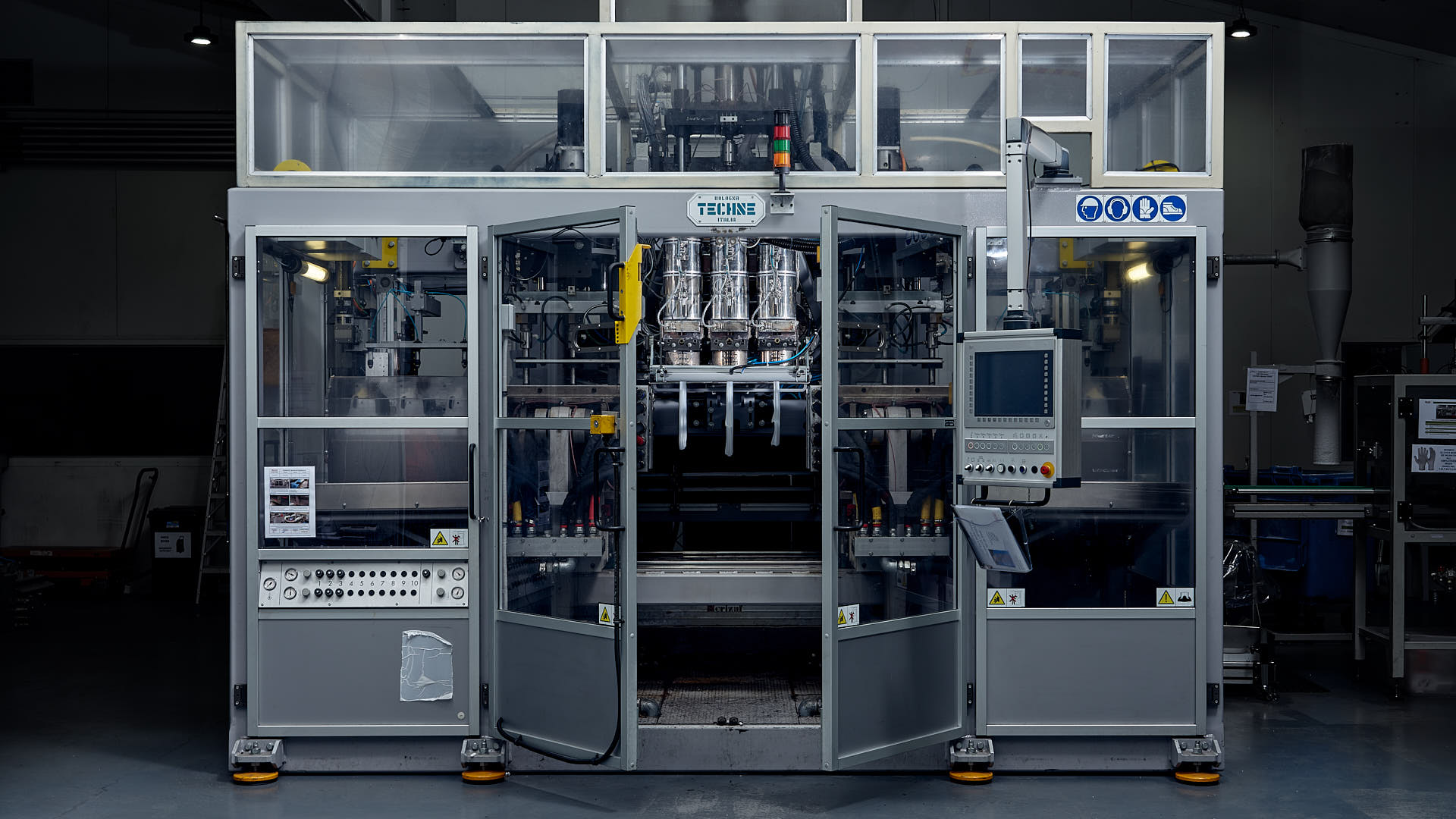 multi-head-injection-moulder